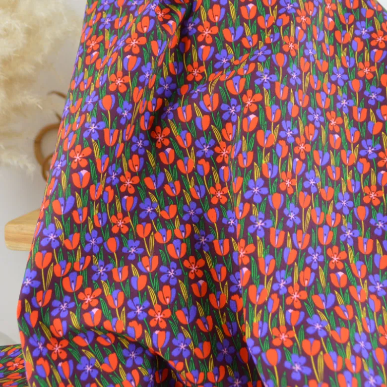 Tissu Cretonne de Coton Gigi motif fleurs rouges et violettes