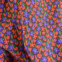 Tissu Cretonne de Coton Gigi motif fleurs rouges et violettes