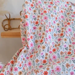 Tissu Cretonne de Coton Maddy motif fleurs roses fond écru