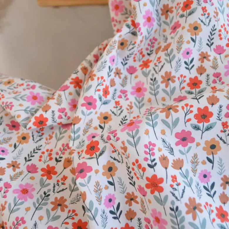 Tissu Cretonne de Coton Maddy motif fleurs roses fond écru