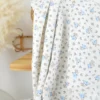 Tissu Cretonne de Coton Olympe motif fleurs bleues fond ecru