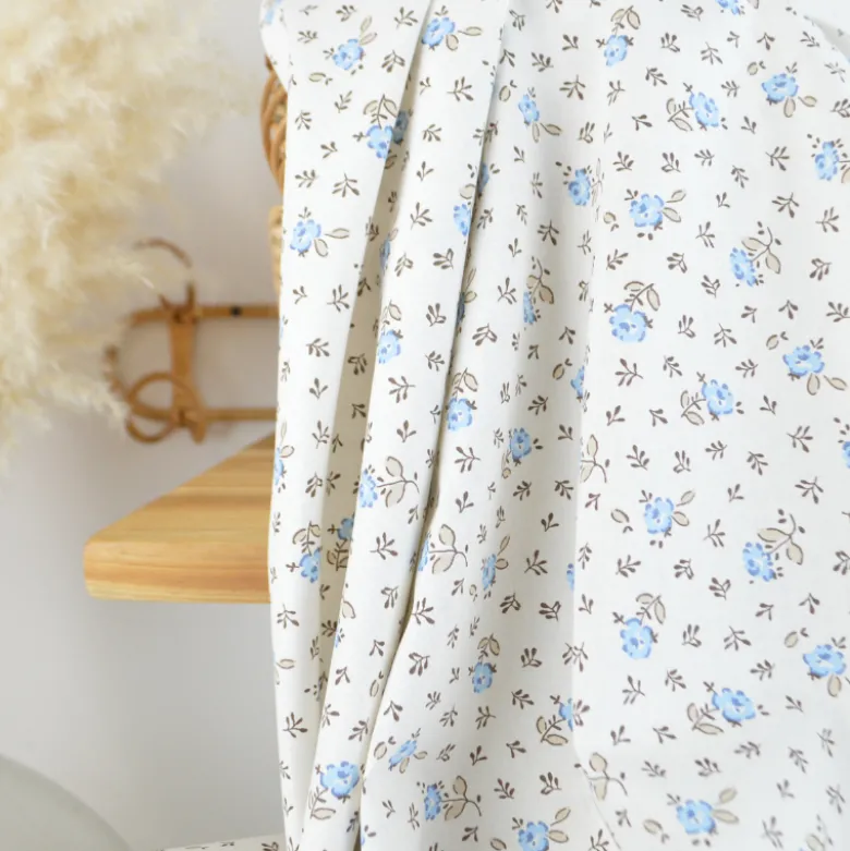 Tissu Cretonne de Coton Olympe motif fleurs bleues fond ecru