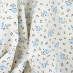 Tissu Cretonne de Coton Olympe motif fleurs bleues fond ecru