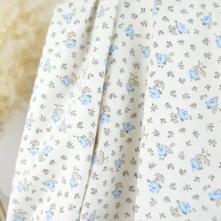 Tissu Cretonne de Coton Olympe motif fleurs bleues fond ecru