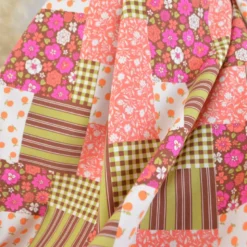 Tissu Cretonne de Coton Suzie motif patchwork fleurs cacao et rose