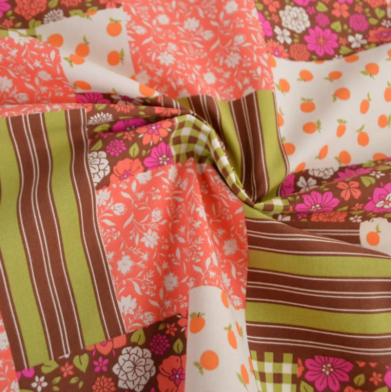 Tissu Cretonne de Coton Suzie motif patchwork fleurs cacao et rose