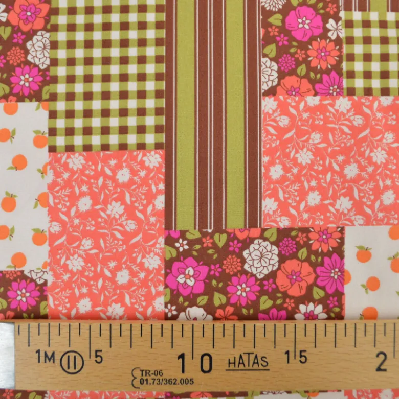 Tissu Cretonne de Coton Suzie motif patchwork fleurs cacao et rose