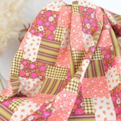 Tissu Cretonne de Coton Suzie motif patchwork fleurs cacao et rose