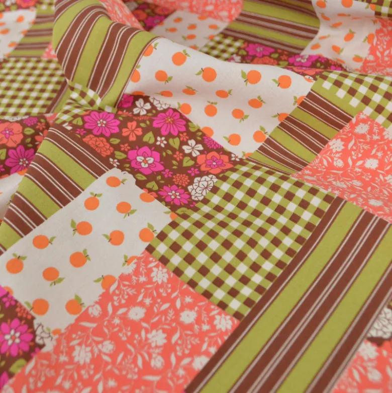 Tissu Cretonne de Coton Suzie motif patchwork fleurs cacao et rose