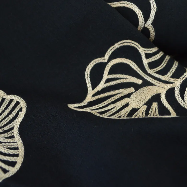 Tissu crêpe de Viscose brodé fleurs fond noir