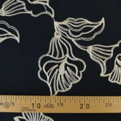 Tissu crêpe de Viscose brodé fleurs fond noir