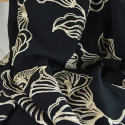 Tissu crêpe de Viscose brodé fleurs fond noir