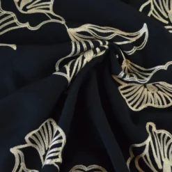 Tissu crêpe de Viscose brodé fleurs fond noir