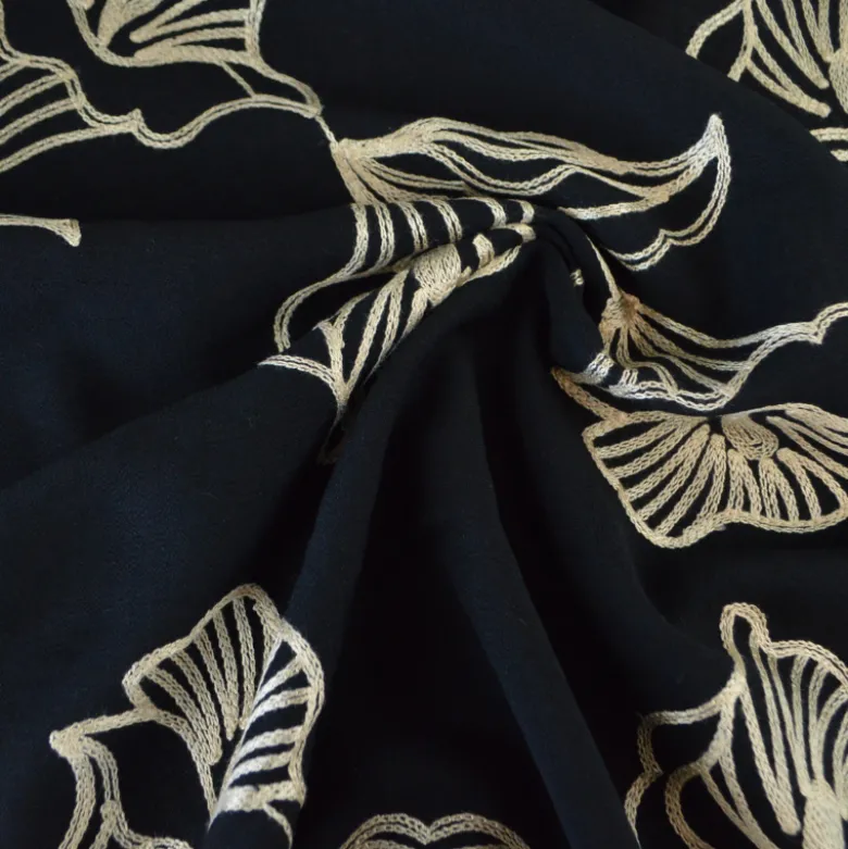 Tissu crêpe de Viscose brodé fleurs fond noir