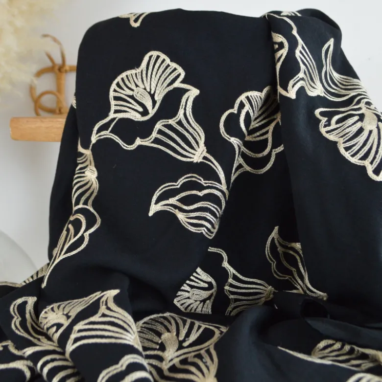Tissu crêpe de Viscose brodé fleurs fond noir