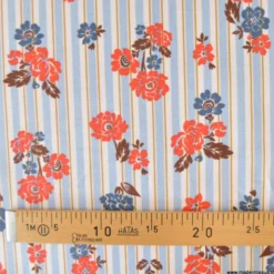 Tissu demi-natté coton Rimcha, rayures bleues et fleurs rouges/bleues