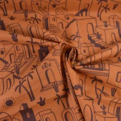 Tissu demi-natté imprimé médina maisons et palmiers fond caramel