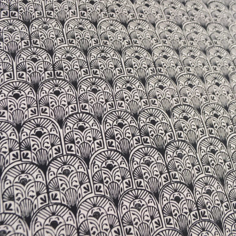 Tissu demi-natté motif art déco noir fond Blanc