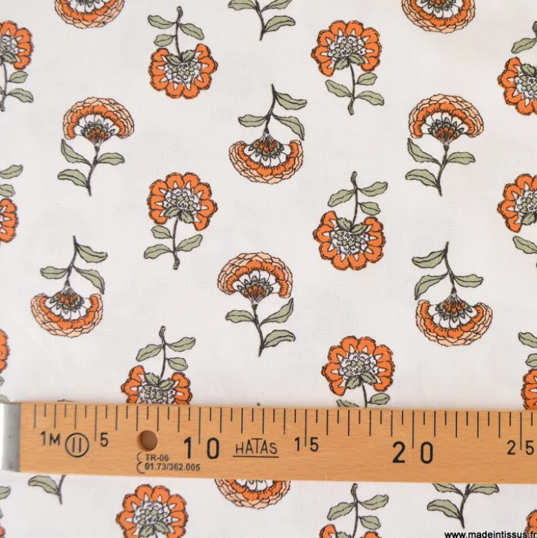 Tissu demi-natté motif fleurs orange fond écru