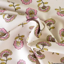 Tissu demi-natté motif fleurs roses et ocre fond écru