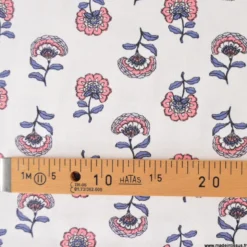 Tissu demi-natté motif fleurs violettes fond écru