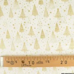 Tissu de Noël motif foret de sapins et étoiles or fond blanc cassé - OEKO TEX