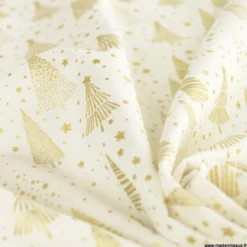 Tissu de Noël motif foret de sapins et étoiles or fond blanc cassé - OEKO TEX
