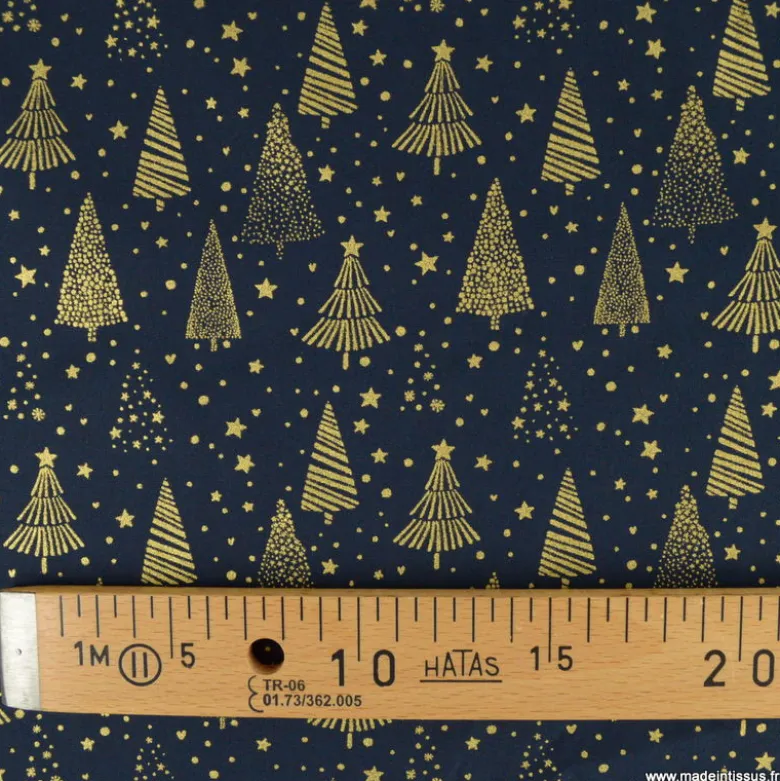Tissu de Noël motif foret de sapins et étoiles or fond bleu marine - OEKO TEX