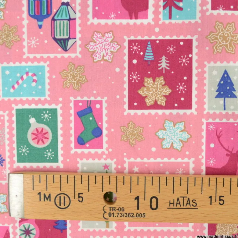 Tissu de Noël motif timbres et flocons fond rose - OEKO TEX
