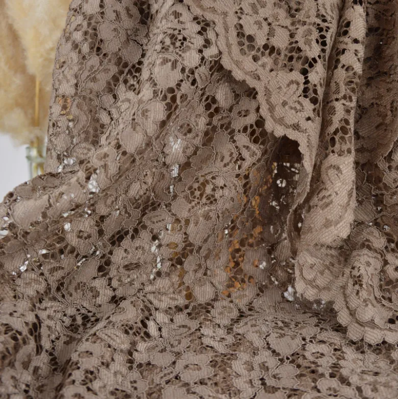 Tissu Dentelle festonnée Taupe - Donatella