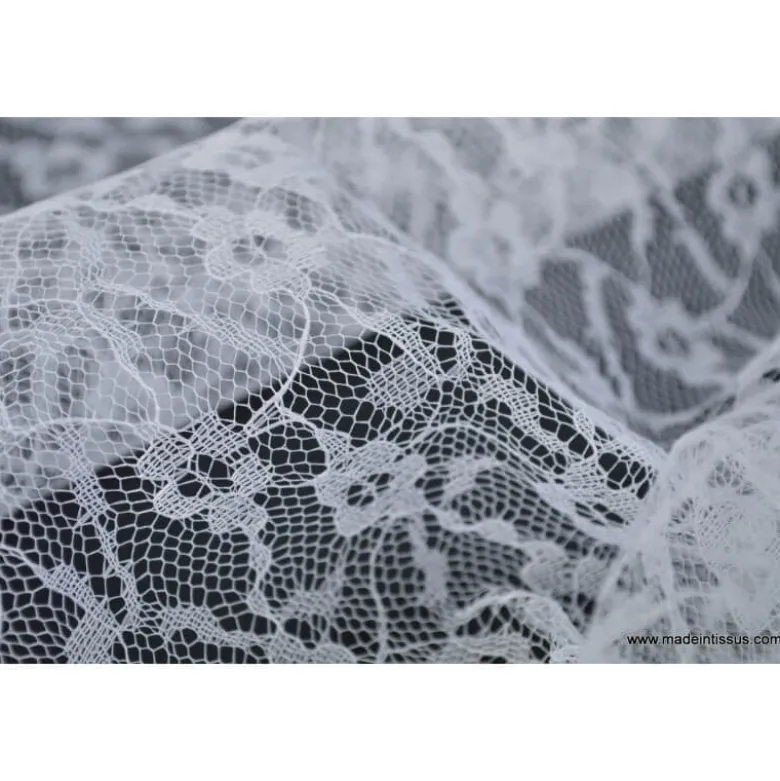 Tissu Dentelle fine blanc pour robe de mariée .