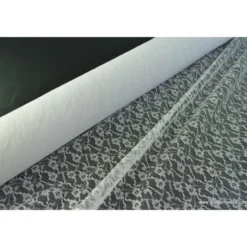 Tissu Dentelle fine blanc pour robe de mariée .
