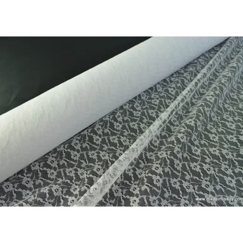 Tissu Dentelle fine blanc pour robe de mariée .