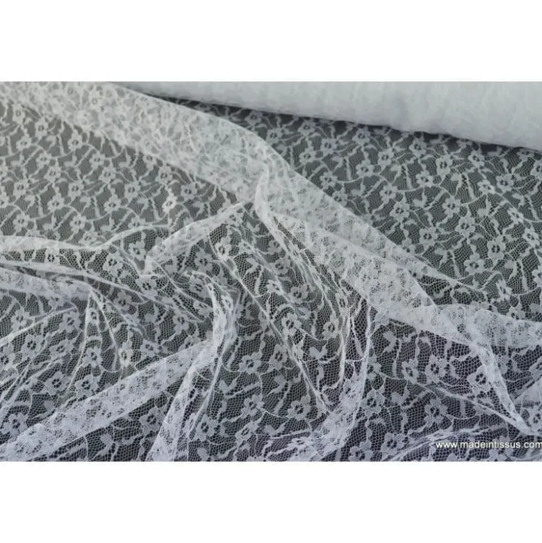Tissu Dentelle fine blanc pour robe de mariée .