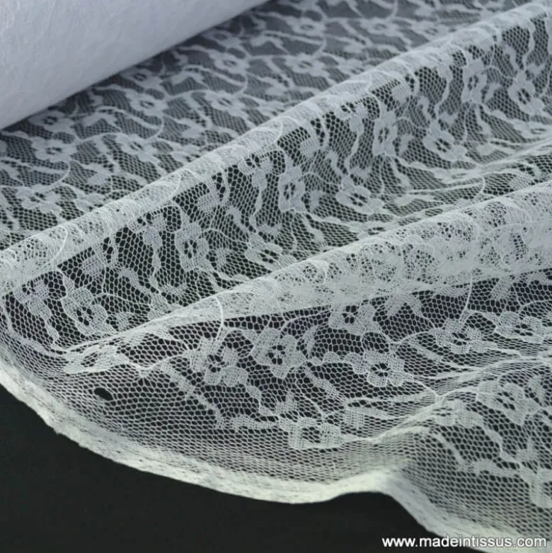Tissu Dentelle fine blanc pour robe de mariée .