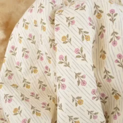 Tissu double gaze de coton Aesa fleurs vertes fond écru