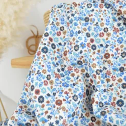 Tissu double gaze de coton Aryada fleurs bleues fond écru