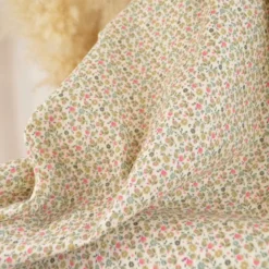Tissu double gaze de coton Caseille fleurs rose fluo fond écru