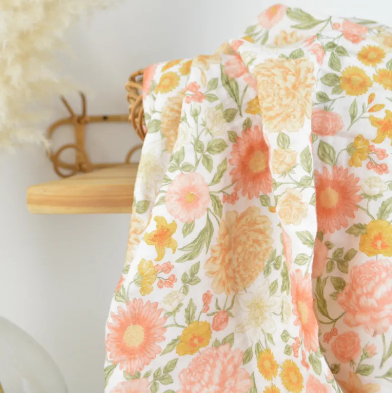 Tissu double gaze de coton Elisabeth motif fleurs tons roses et Abricot