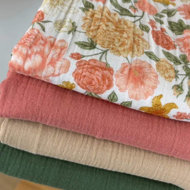 Tissu double gaze de coton Elisabeth motif fleurs tons roses et Abricot