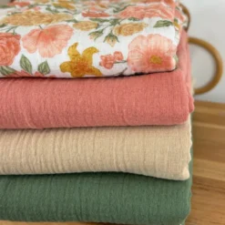Tissu double gaze de coton Elisabeth motif fleurs tons roses et Abricot