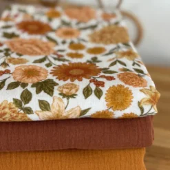 Tissu double gaze de coton Elisabeth motif fleurs tons orangés et rose