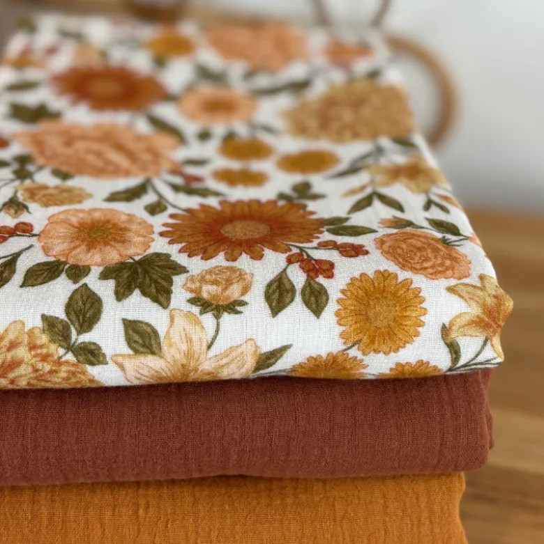 Tissu double gaze de coton Elisabeth motif fleurs tons orangés et rose