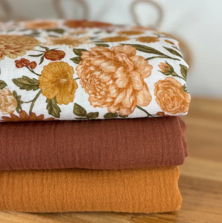 Tissu double gaze de coton Elisabeth motif fleurs tons orangés et rose