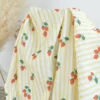 Tissu double gaze de coton Gariguette motif fraises et rayures jaunes