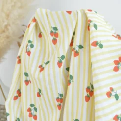 Tissu double gaze de coton Gariguette motif fraises et rayures jaunes