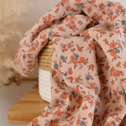 Tissu double gaze de coton June fleurs fond rose skin