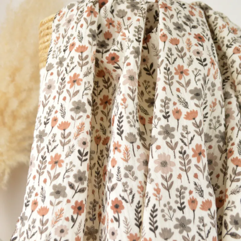 Tissu double gaze de coton Maddy fleurs camel fond écru