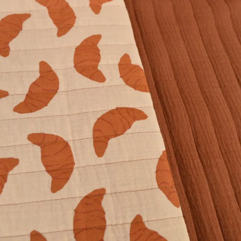 Tissu double gaze de coton matelassé croissants nude envers toffee