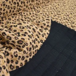 Tissu double gaze de coton matelassé léopard beige envers noir